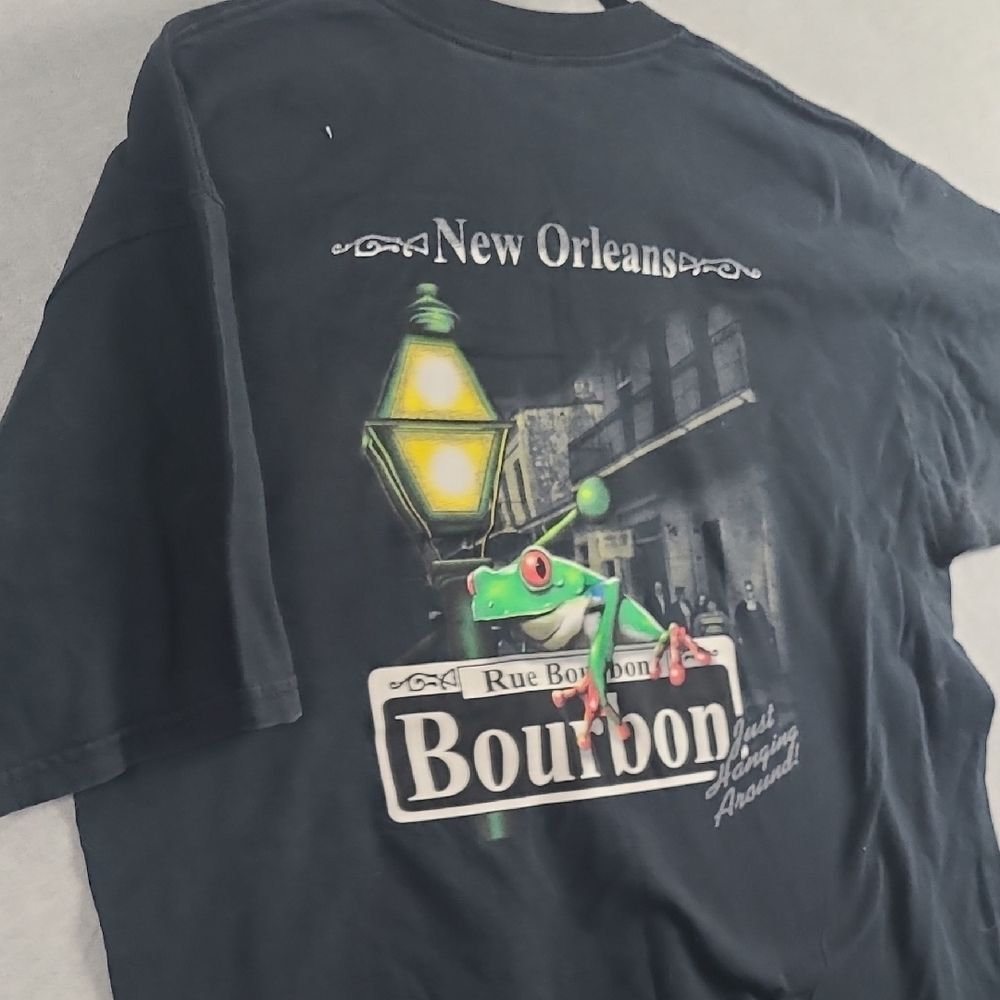 GUILDAN | UNISEX SS T SHIRT | BOURBON STREET JUST HANGING AROUND FROG LAMP